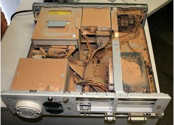 کامپیوتر پر گرد و خاک 