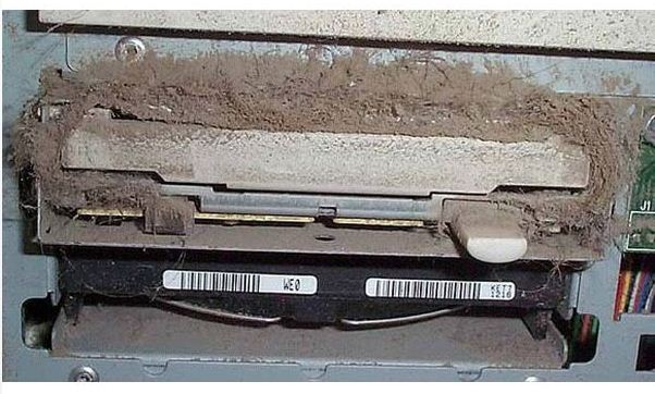 کامپیوتر پر گرد و خاک 