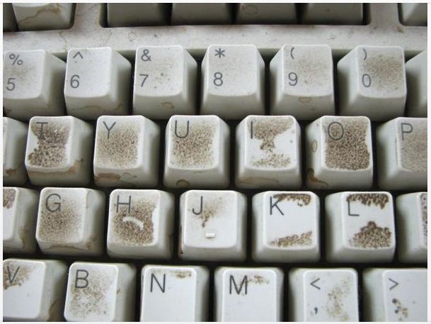 کامپیوتر پر گرد و خاک 