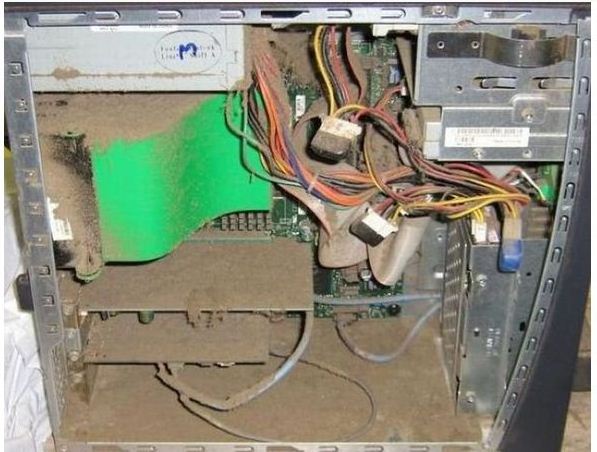 کامپیوتر پر گرد و خاک 