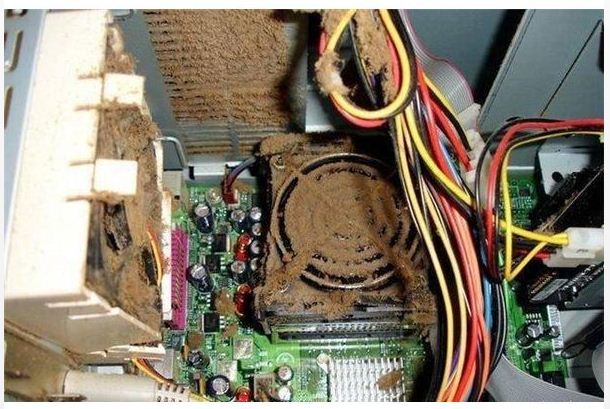 کامپیوتر پر گرد و خاک 