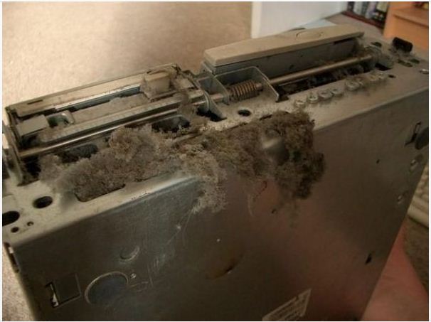 کامپیوتر پر گرد و خاک 