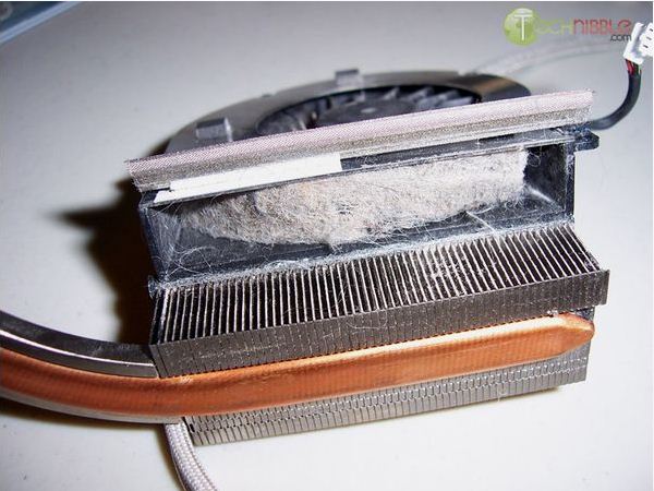 کامپیوتر پر گرد و خاک 