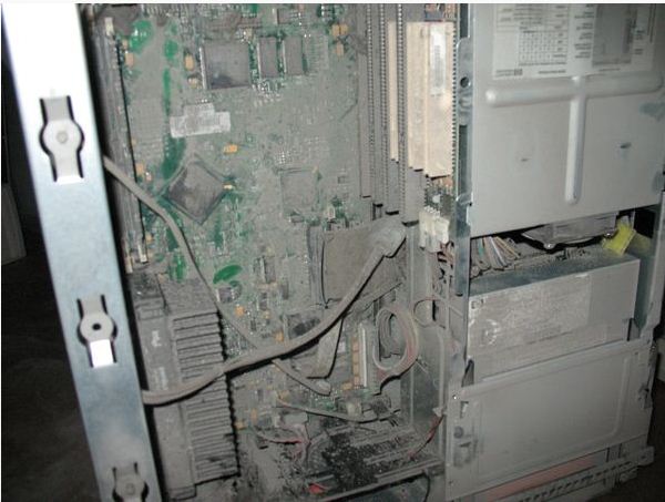 کامپیوتر پر گرد و خاک 