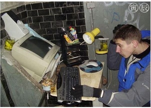 کامپیوتر پر گرد و خاک 