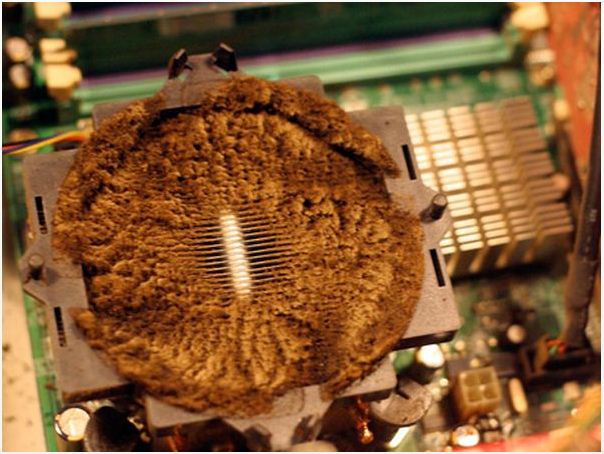 کامپیوتر پر گرد و خاک 