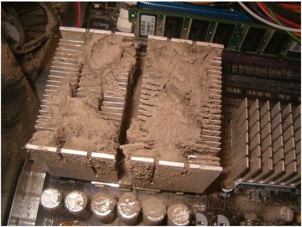 کامپیوتر پر گرد و خاک 