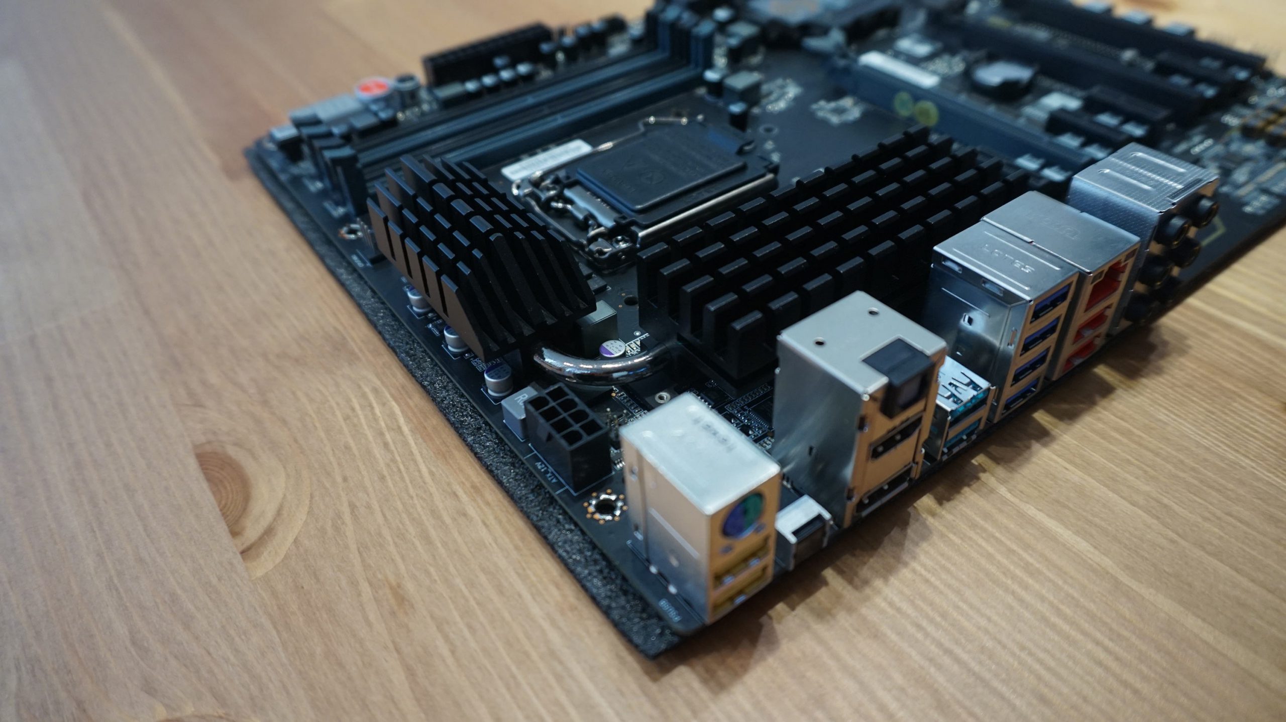 بررسی مادربرد ECS Z270-Lightsaber