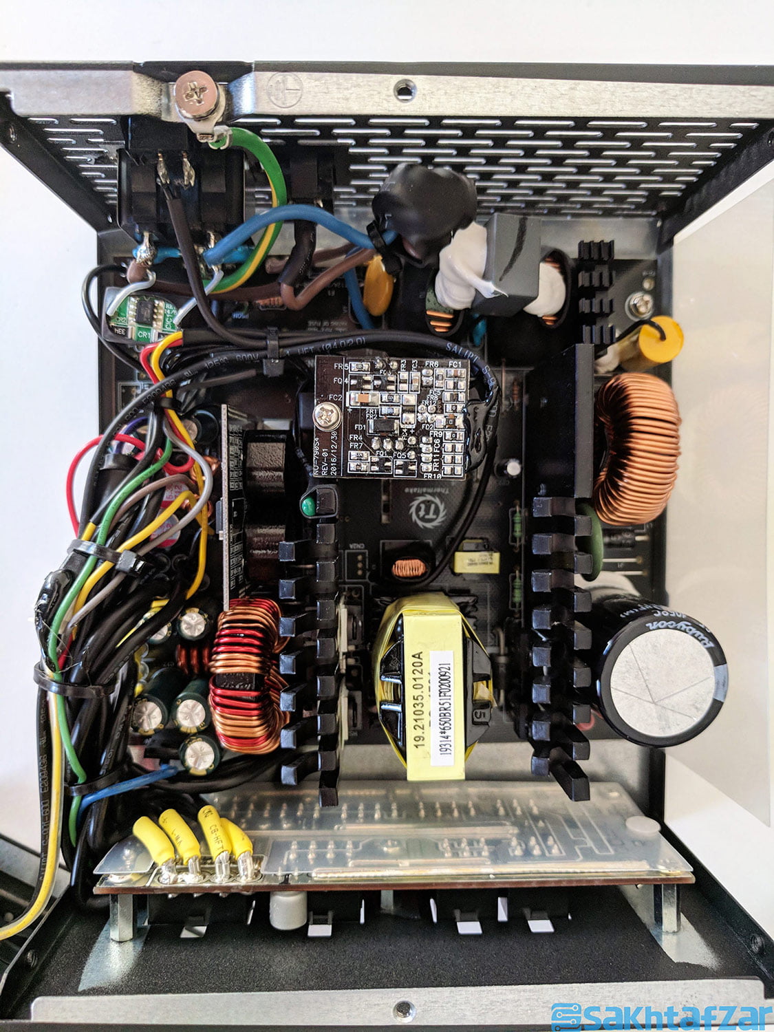 بررسی منبع تغذیه Thermaltake Smart Pro RGB 650W