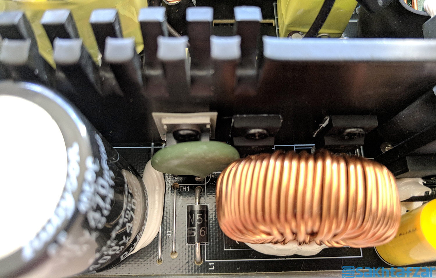 بررسی منبع تغذیه Thermaltake Smart Pro RGB 650W