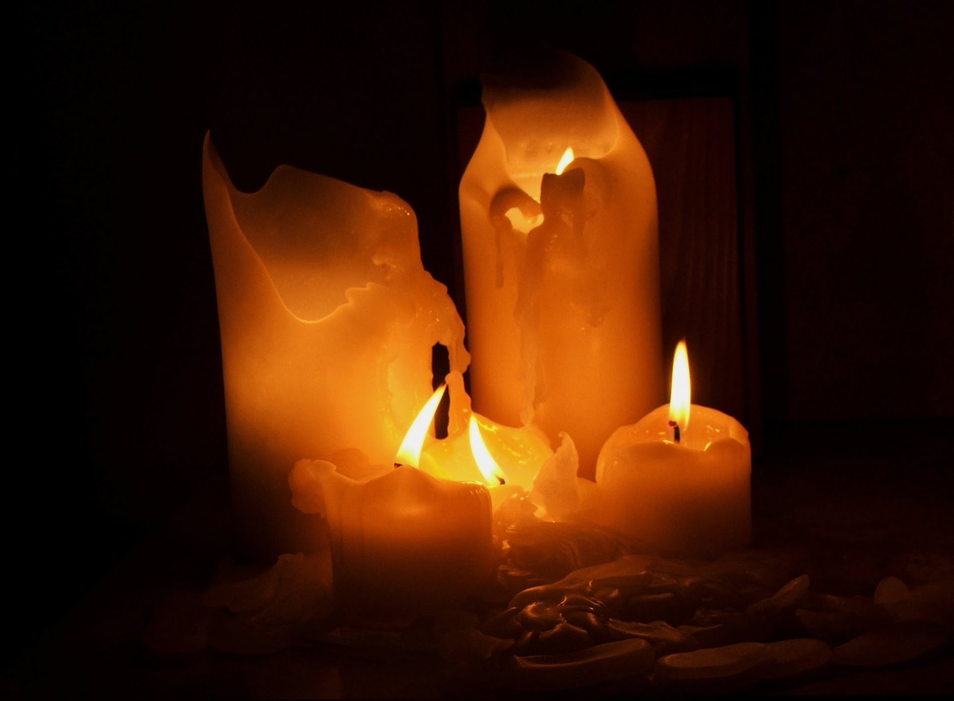 Стучит свеча. Горящие свечи. Расплавленная свеча. Красивые свечи. Огарочек свечи.