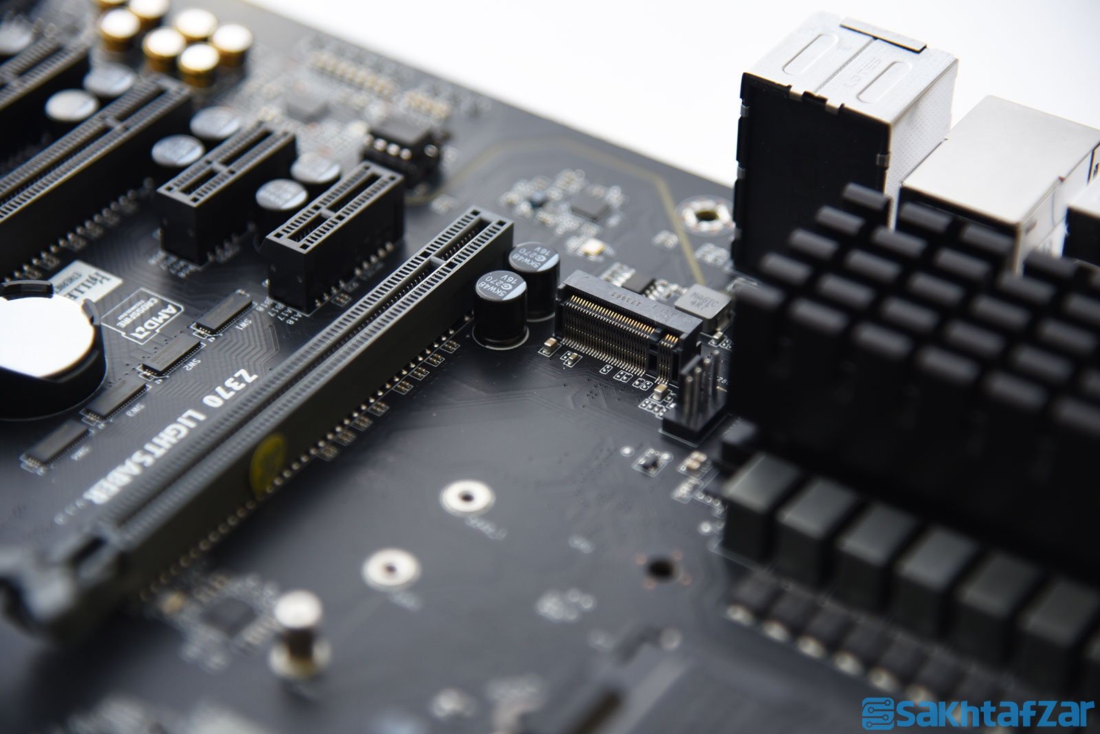 بررسی مادربرد ECS Z370-Lightsaber