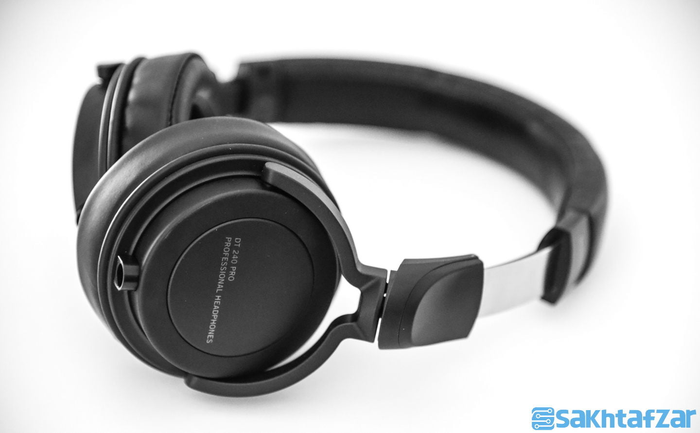 بررسی هدفون DT 240 PRO شرکت Beyerdynamic