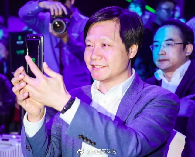 Xiaomi's CEO shows off the Mi Band 3