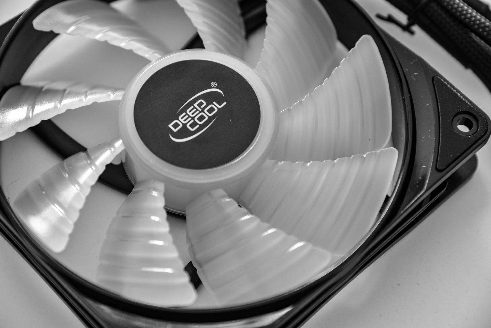 بررسی اجمالی فن RGB مدل RF120 شرکت Deepcool