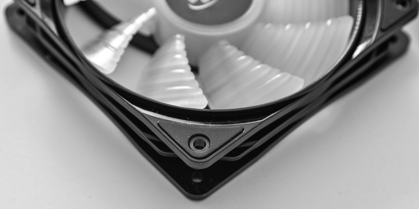 بررسی اجمالی فن RGB مدل RF120 شرکت Deepcool