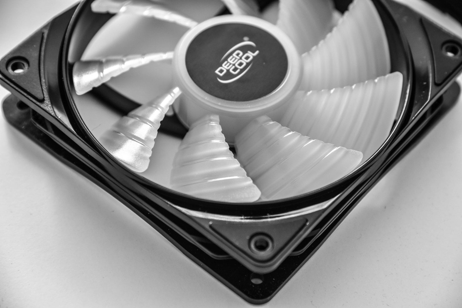 بررسی اجمالی فن RGB مدل RF120 شرکت Deepcool