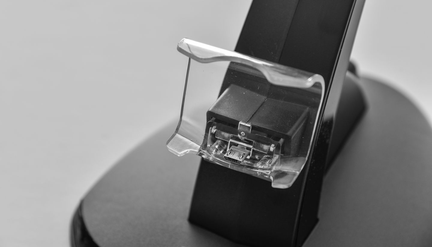 نگاهی اجمالی به پایه شارژ مخصوص دسته بازی PS4 شرکت Fosmon