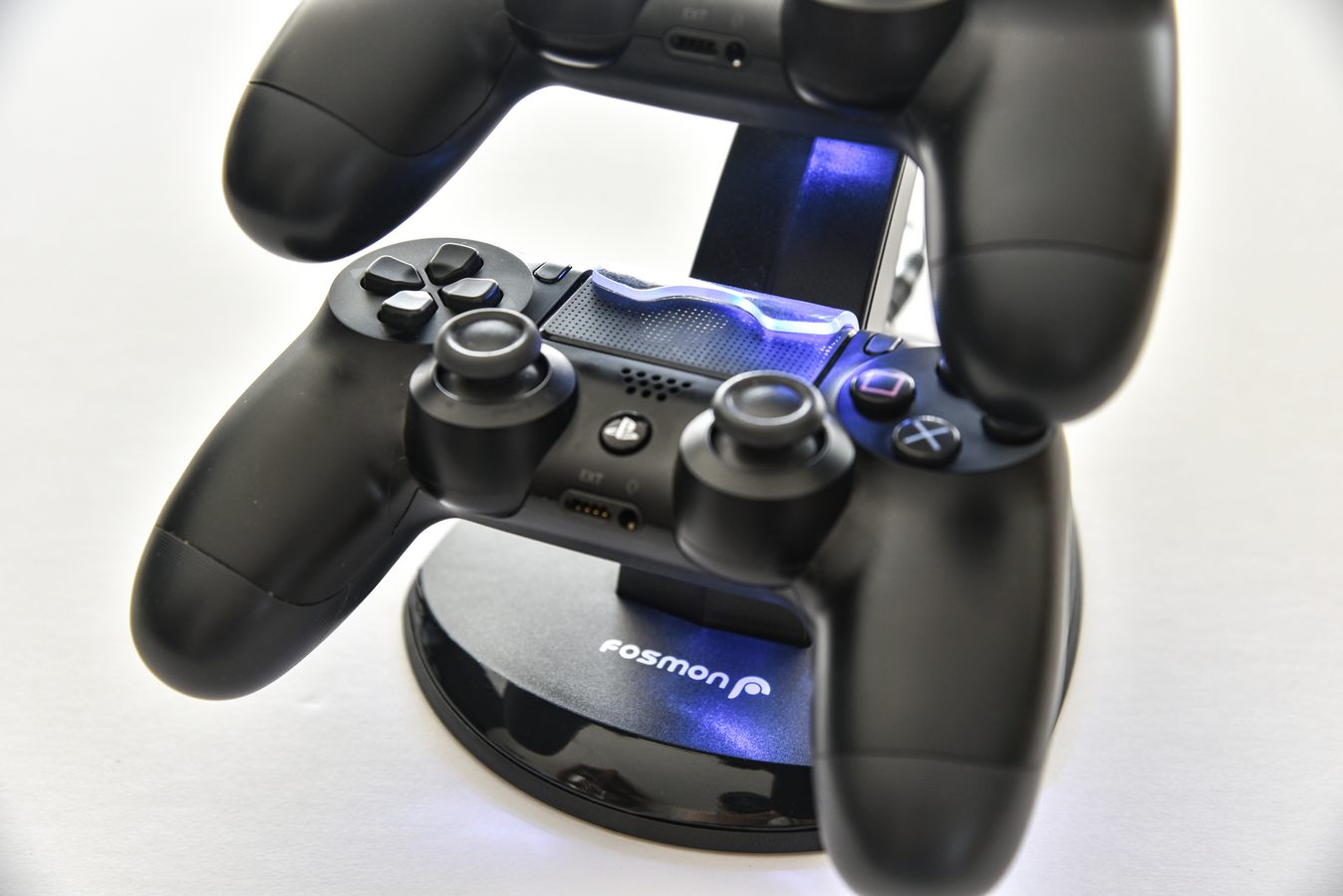 نگاهی اجمالی به پایه شارژ مخصوص دسته بازی PS4 شرکت Fosmon