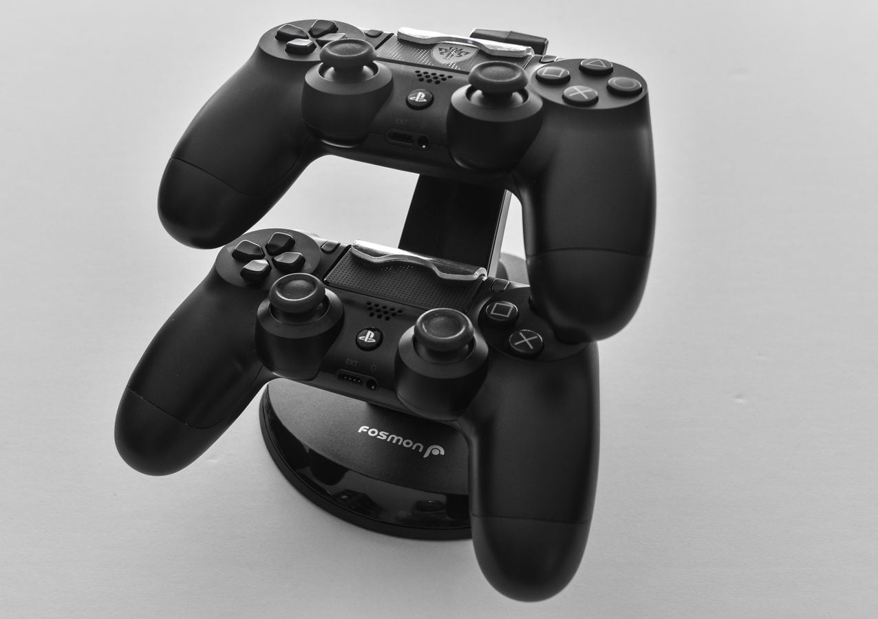 نگاهی اجمالی به پایه شارژ مخصوص دسته بازی PS4 شرکت Fosmon