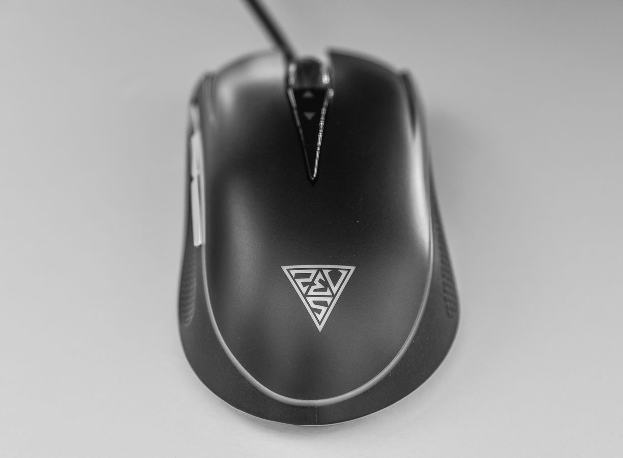 بررسی ماوس اپتیکال مخصوص بازی RGB مدل Zeus P1
