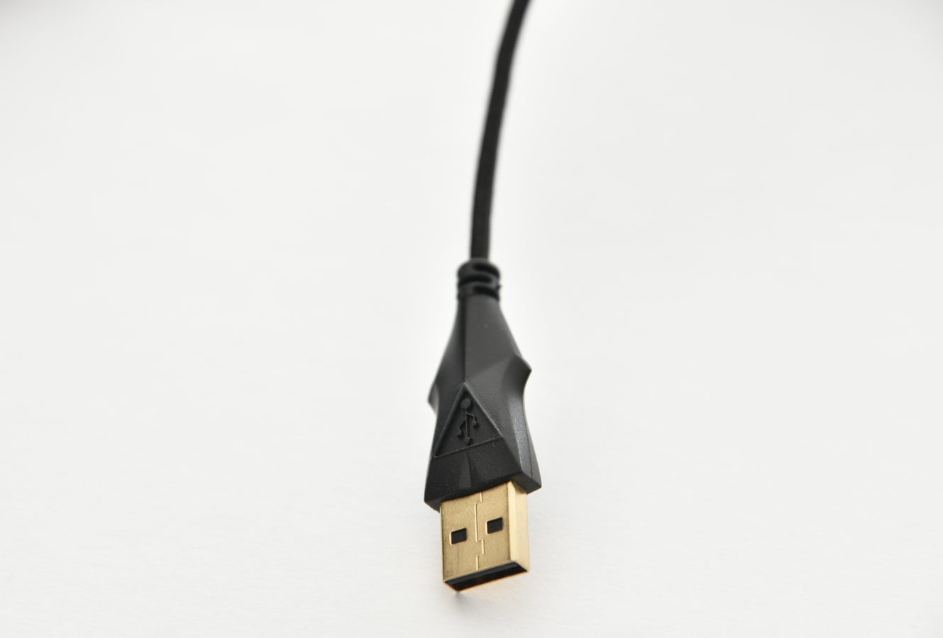 بررسی ماوس اپتیکال مخصوص بازی RGB مدل Zeus P1