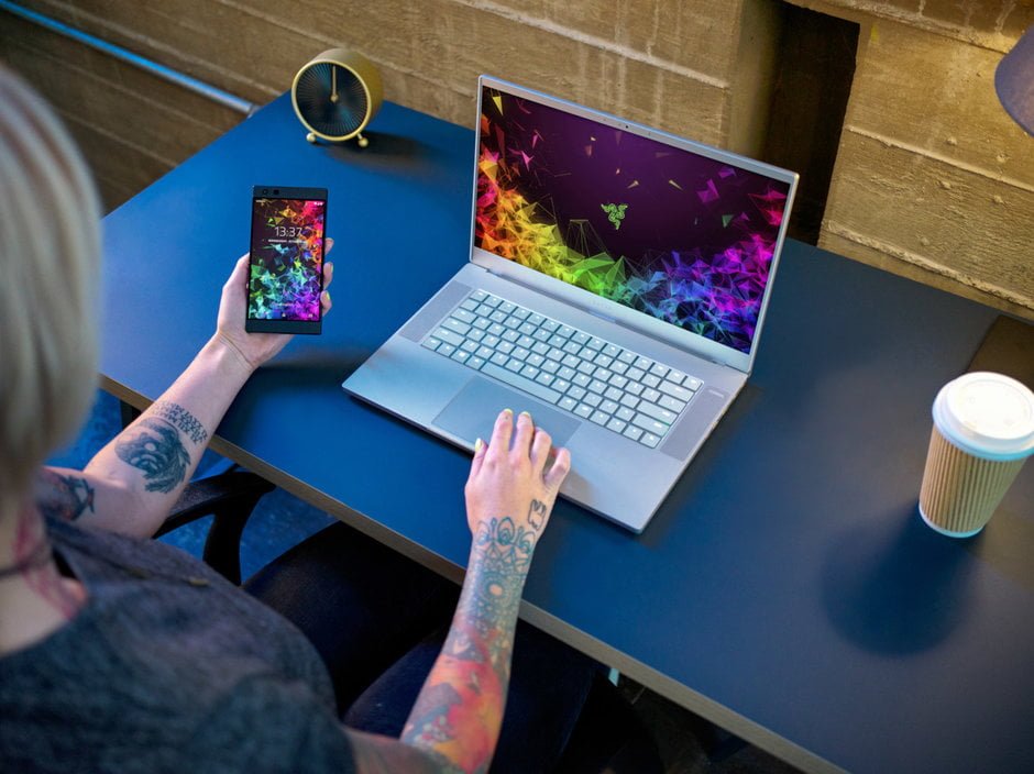 https://i-cdn.phonearena.com//images/articles/333288-thumb/razer-phone-2-lifestyle-6.jpg
