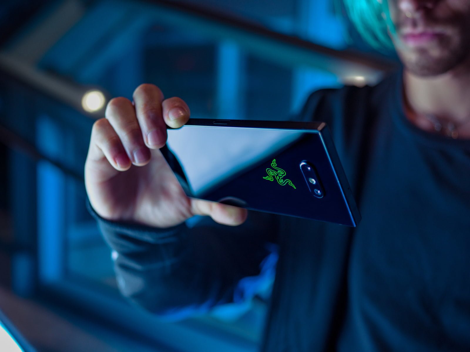http://i-cdn.phonearena.com//images/articles/333289-image/razer-phone-2-lifestyle-7.jpg