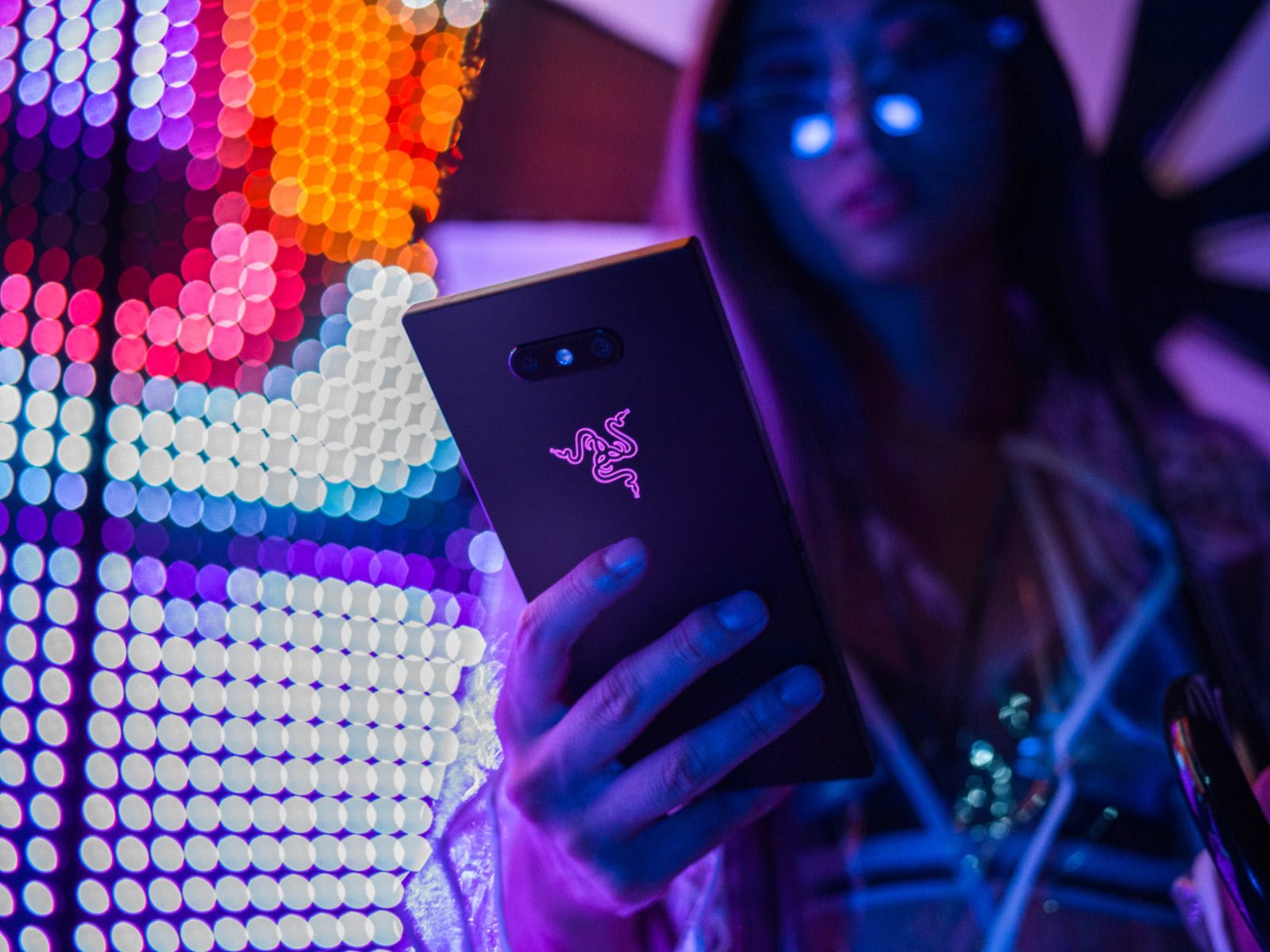 http://i-cdn.phonearena.com//images/articles/333291-image/razer-phone-2-lifestyle-9.jpg