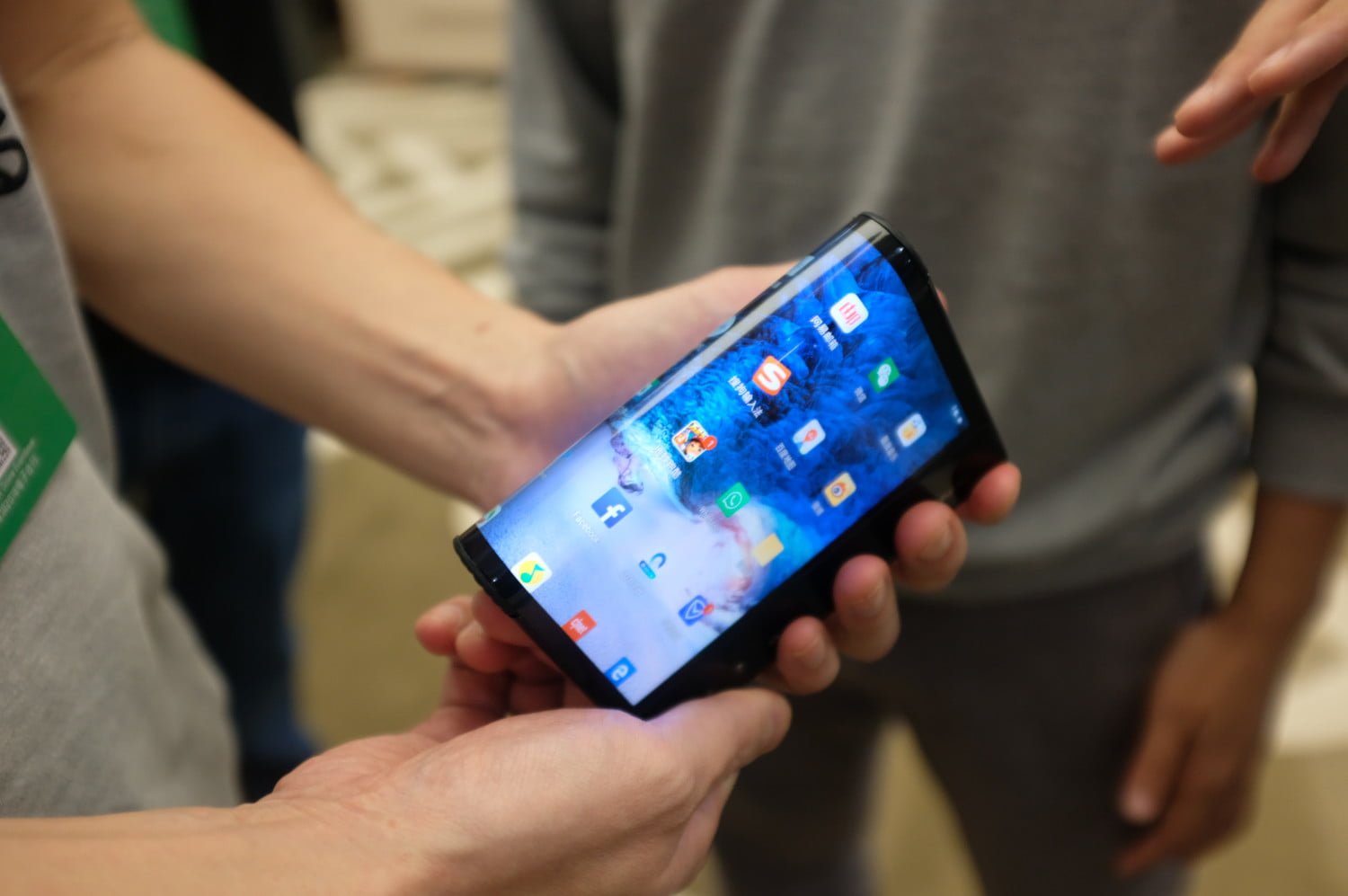 Royole FlexPaiاولین گوشی با نمایشگر تاشو