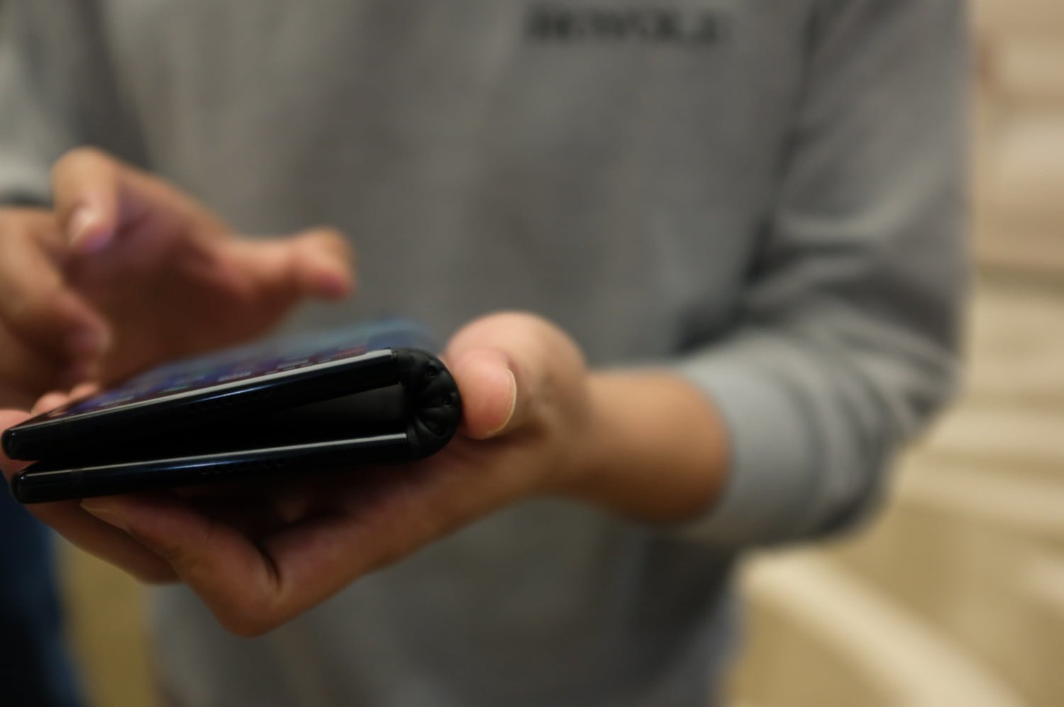 Royole FlexPaiاولین گوشی با نمایشگر تاشو