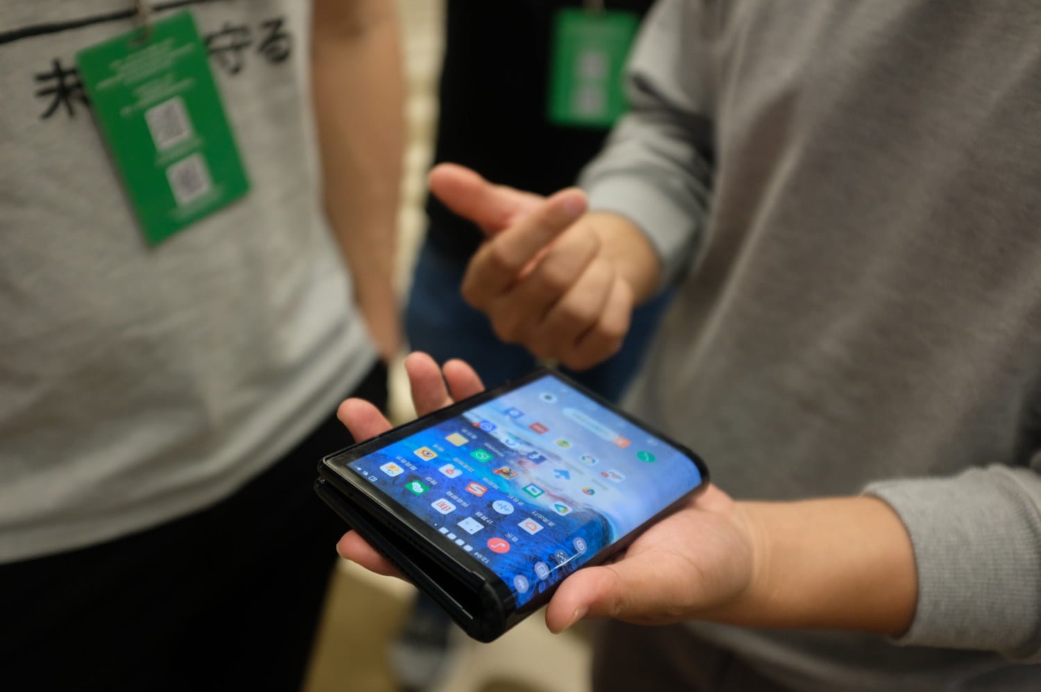 Royole FlexPaiاولین گوشی با نمایشگر تاشو