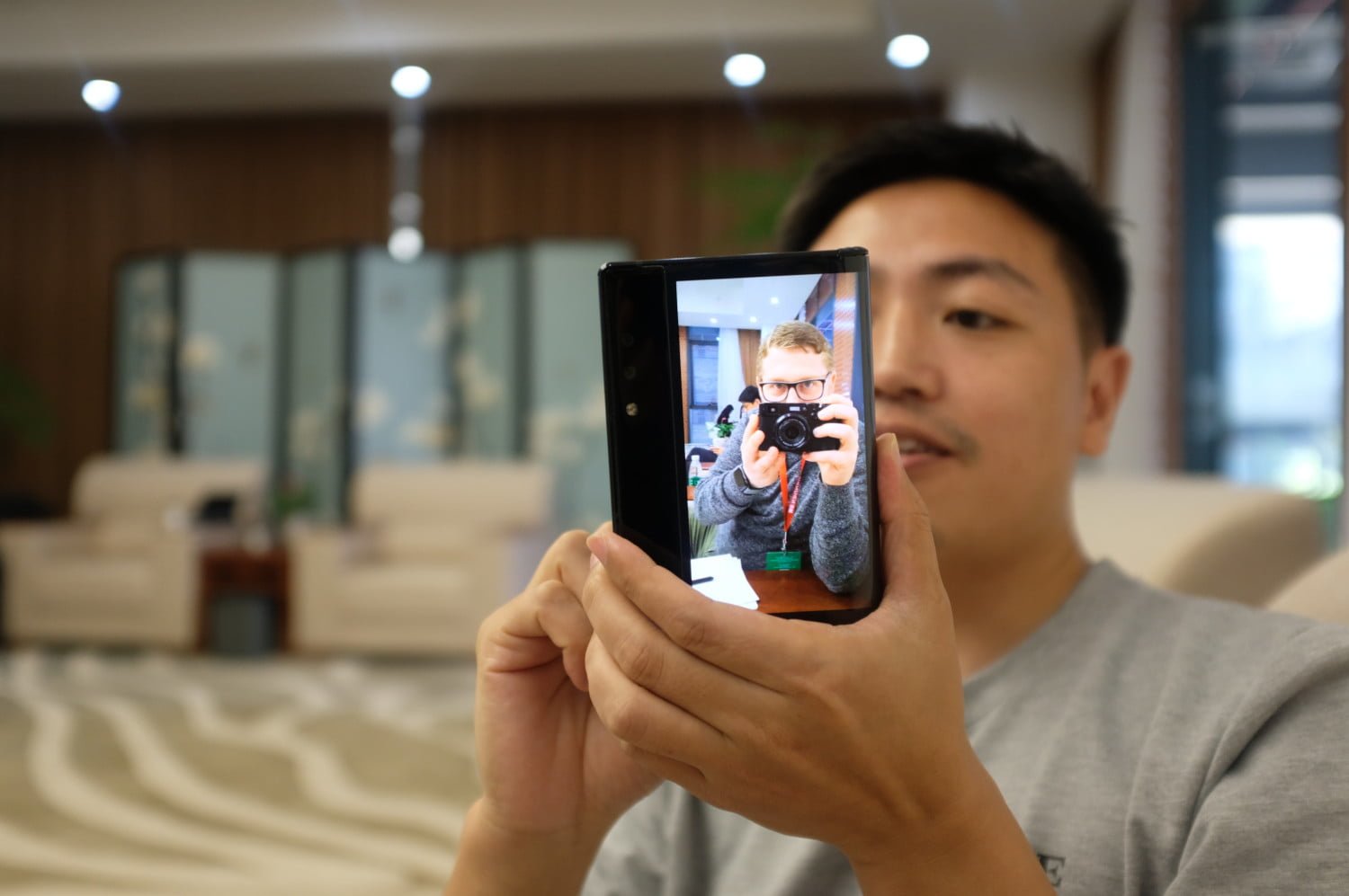 Royole FlexPaiاولین گوشی با نمایشگر تاشو