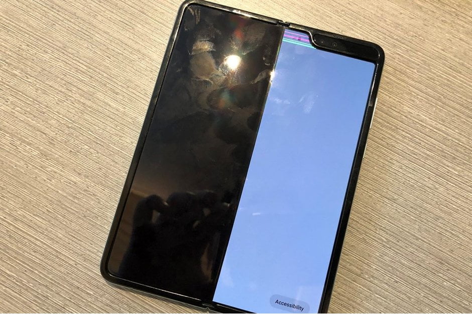 مشکل نمایشگر تاشوی گلکسی فولد سامسونگ