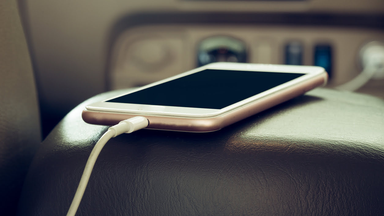 در زمان شارژ گوشی را روی تخت یا مبل رها نکنید