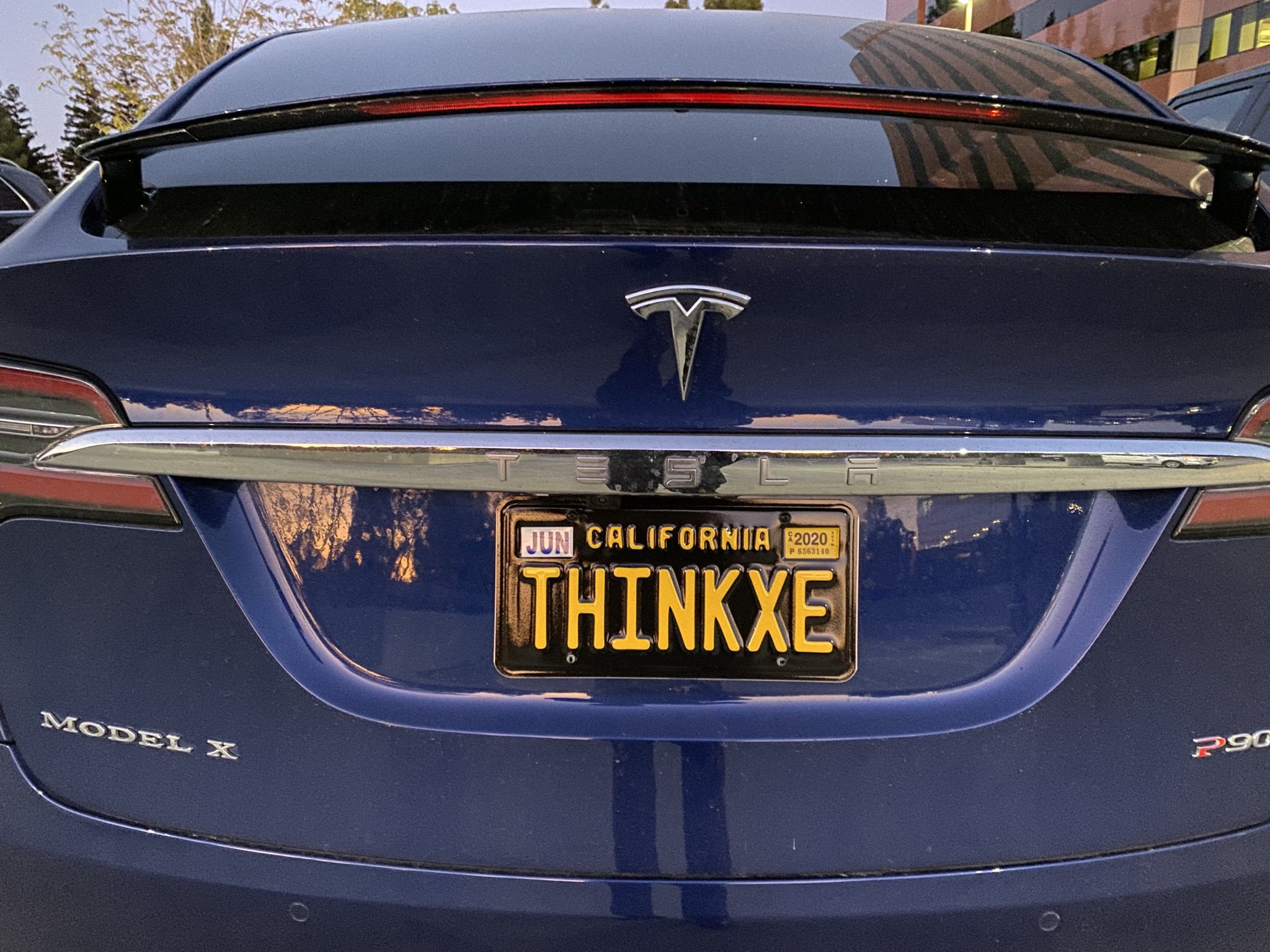 ماشین تسلا آقای کدوری و پلاک آن که اشاره به کارت گرافیک اینتل دارد