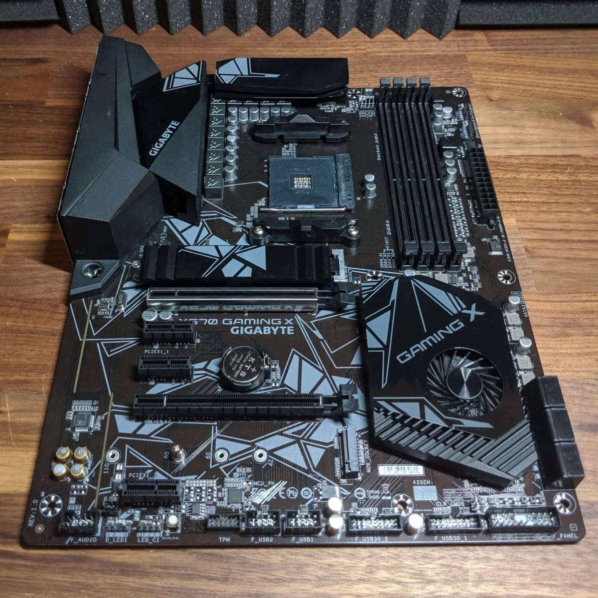 [تصویر:  images_items_gigabyteX570GamingXPhotos14.jpg.webp]