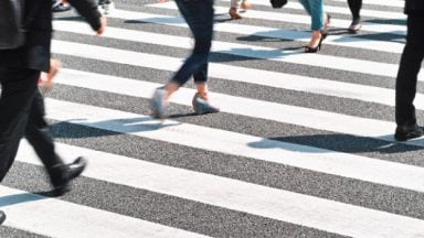 توقف کمتر خودروهای گرانقیمتدر مواجهه با عابرین پیاده