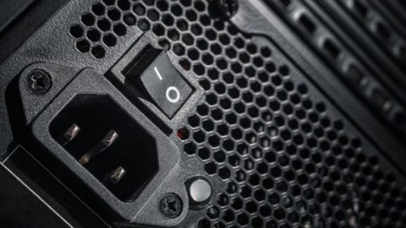 سرقت اطلاعات کاربران از طریق منبع تغذیه