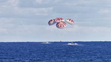بازگشت فضانوردان آمریکایی به زمین با کپسول دراگون