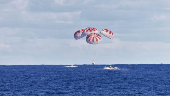 بازگشت فضانوردان آمریکایی به زمین با کپسول دراگون