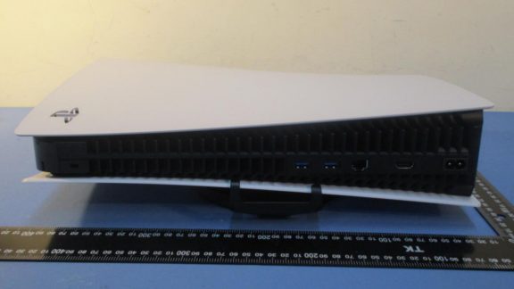 اولین عکس های PS5 نشان می‌دهد که کنسول سونی چقدر بزرگ است