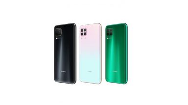 بررسی قابلیتهای گیمینگ و عملکرد بازیهای مطرح موبایل در گوشی Huawei Nova 7i یکی از دغدغههای گروهی از کاربران گوشی هوشمند امکان انجام بازیها روی گوشی است. این گروه که اصطلاحا به آنها «گیمر» (Gamer) گفته میشود، زمان زیادی از وقت خود را به انجام بازیهای مختلف صرف میکنند. این دسته از کاربران همواره به دنبال تهیه دستگاهی قدرتمند هستند که به آنها امکان انجام بازیهای روز را بدهد. قابلیتهای گیمینگ گوشی Huawei Nova 7i آن را تبدیل به گزینهای ایدهآل و مقرون به صرفه برای این گروه کرده است. در حال حاضر شاهد رشد سریع بازیهای موبایلی در حیطه گرافیک و گیمپلی هستیم که باعث شده نیاز به دستگاههای قدرتمندتری برای اجرای آنها وجود داشته باشد. در شرایط کنونی، گوشیهای هوشمند باید توانایی اجرای بازیهای سهبعدی و با گرافیک بالا را داشته تا بتوانند تبدیل به گزینهای مناسب برای کاربران شوند. گوشی هوآوی Nova 7i از پردازنده هشت هستهای Kirin 810 استفاده میکند که 6 هسته آن در فرکانس کاری 1.88 GHz و 2 هسته دیگر در فرکانس بالاتر 2.28 GHz فعالیت میکنند. دو هسته قدرتمندتر به صورت معمول فعال نیستند و فقط در پردازشهای بالا شروع به فعالیت میکنند. این قابلیت میزان مصرف انرژی پردازنده را به شکل قابل توجهی کاهش میدهد. پردازنده گرافیکی دستگاه نیز Mali-G52 و از نوع توربو است که کنار حافظه RAM هشت گیگابایتی و صفحه نمایش با تراکم پیکسلی 398 PPI تجربه گیمینگ مناسبی را برای کاربر ایجاد میکند. در ادامه به صورت عملی بازیهای پر طرفدار و محبوب حال حاضر صنعت بازی را روی گوشی Huawei Nova 7i مورد بررسی قرار خواهیم داد تا تجربه واقعی از نحوه عملکرد این گوشی ارائه کنیم. Call of Duty Mobile پرطرفدارترین بازی موبایلی دنیا که رکورد 250 میلیون بار دانلود را نیز اخیرا به نام خود ثبت کرده، از لحاظ گرافیکی نیز یکی از برترینهای این حوزه است. این بازی که در ژانر تیراندازی اول شخص قرار میگیرد امکان نبردهای سریع و نفس گیر را به صورت آنلاین به کاربر ارائه میکند. عملکرد گوشی Huawei Nova 7i در این بازی تقریبا بدون نقص است. از زمان اجرای بازی تا وارد شدن به صفحه اصلی حدودا 10 ثانیه زمان صرف میشود. اجرای بازی به صورت 60 فریم بر ثانیه و با کیفیت HD است. نرخ فریم بر ثانیه بازی در قسمت بالا سمت راست صفحه نمایش قابل مشاهده است. تجربه چند ساعت این بازی روی Huawei Nova 7i بسیار لذتبخش و جذاب بود و بدون شک یکی از بهترین تجربهها را برای گیمرها به همراه خواهد داشت. PUBG Mobile بازی PUBG Mobile یکی از اولینها در سبک Battle Royale بود که موفق به جذب تعداد زیادی کاربر شده است. نسخه موبایلی این بازی هم محبوبیت فوقالعادهای به ویژه در ایران دارد. نرخ فریم بر ثانیه بازی در قسمت بالا سمت راست صفحه نمایش قابل مشاهده است. نرخ فریم بر ثانیه این بازی نیز 60 fps است که روانترین حالت ممکن در اجرای بازی را ارائه میدهد. بازی بدون کمترین مشکل روی Huawei Nova 7i اجرا میشود. نکته جالب اینکه برای انتقال اطلاعات اکانت کاربری، از اکانت Facebook به جای گوگل استفاده کردیم و بدون مشکل از ادامه روند بازی لذت بردیم. Ark Survival در این بازی اول شخص شما باید برای بقا در یک جزیره دورافتاده بجنگید و برای این کار از همه عناصر محیطی از سنگ و چوب تا انواع موجودات استفاده کنید. Ark Survival میتواند ساعتها شما را سرگرم جو جذاب و نفسگیر خود کند. نرخ فریم بر ثانیه بازی در قسمت بالا سمت راست صفحه نمایش قابل مشاهده است. برای اجرای بازی شما نیاز به صرف زمان زیادی دارید که Huawei Nova 7i به باثباتترین و با کیفیتترین شکل ممکن آن را در اختیار شما قرار میدهد. بازی به صورت 60 فریم و با رزولوشن HD به راحتی بر روی این گوشی هوشمند اجرا میشود. Warhammer 40000 این بازی در دنیای خیالی و سالهای دور میگذرد. جایی که ماشینها قدرت اصلی نوع بشر را دارا هستند. شما باید در نبردی بر علیه دشمنان از این سلاحها استفاده کنید. نرخ فریم بر ثانیه بازی در قسمت بالا سمت راست صفحه نمایش قابل مشاهده است. بازی گرافیک سهبعدی خوبی دارد که کمتر در یک بازی موبایل شاهد آن هستیم. اجرای چندین آبجکت سهبعدی به صورت همزمان نیاز به قدرت سختافزاری بالایی دارد که هواوی nova 7i به خوبی از عهده آن بر میآید. همانند بازیهای دیگر، این بازی نیز با نرخ فریم بر ثانیه عالی 60 fps بدون هیچ مشکلی اجرا میشود. Hearthstone شرکت «بلیزارد» (Blizzard) به عنوان یکی از محبوبترین شرکتهای بازیسازی در حوزه فانتزی و تخیلی شناخته میشود. نسخه موبایلی بازی Hearthstone نیز هم یک بازی کارتی است که در چنین فضایی خلق شده و تعداد کاربرانش از مرز 100 میلیون نفر نیز عبور کرده است. نرخ فریم بر ثانیه بازی در قسمت بالا سمت راست صفحه نمایش قابل مشاهده است. این بازی یکی از گرافیکهای جذاب بازیهای موبایلی را ارائه میکند زیرا برای نشان دادن انواع جادوها، قدرتها و دشمنان نیاز به استفاده از جلوههای گرافیکی خاص دارد. گوشی Huawei Nova 7i به راحتی از پس اجرای این افکتها بر آمده و با همان نرخ فریم همیشگی 60 fps این بازی را نیز اجرا میکند. نتیجهگیری همانطور که مشاهده کردید در اجرای بهروزترین بازیها، با بالاترین گرافیک و توان پردازشی، گوشی هوشمند Huawei Nova 7i عملکردی بی نقص را ارائه میکند. عملکردی که خیال شما برای چندین سال از امکان انجام بازیهای روز راحت خواهد کرد. ضمن اینکه این گوشی میانرده اما قدرتمند نسبت به رقبای خود از قیمت بسیار مناسبتری نیز در بازار ایران برخوردار است.