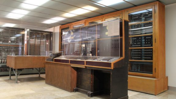 پیدا شدن کتاب راهنمای قدیمی ترین کامپیوتر دیجیتال موجود در جهان