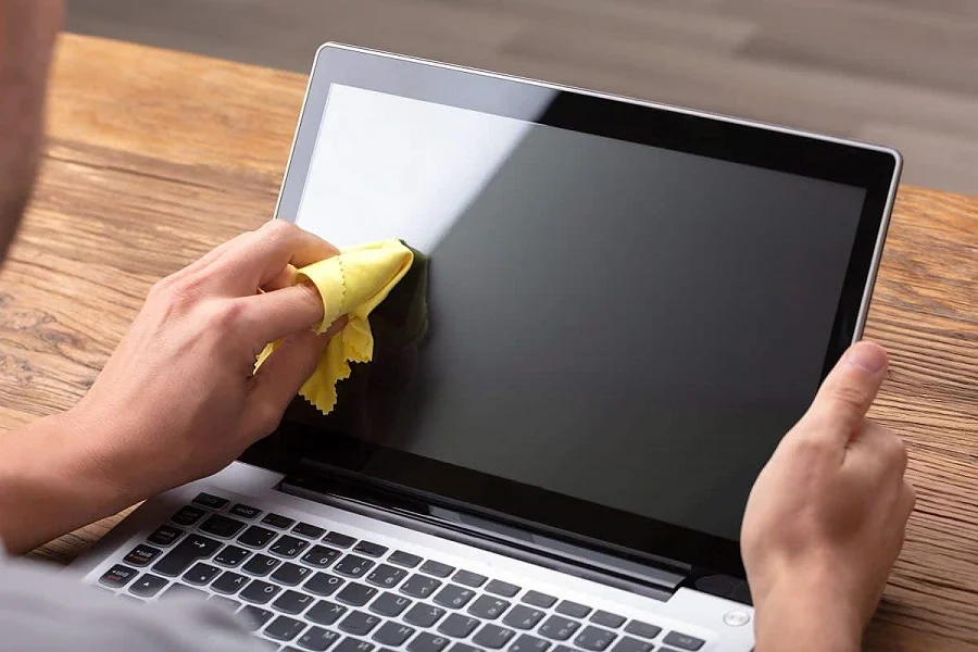 [تصویر:  man-cleaning-laptop-screen-soft-yellow-h...1.jpg.webp]