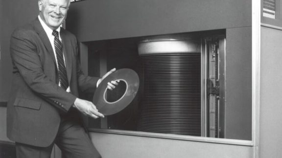 هارد دیسک اختراع کدام شرکت است ؟