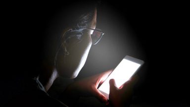 حالت NightShift آیفون فایده ندارد – مضر هم هست