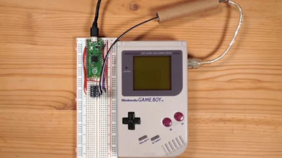 یک هکر حالت مولتی پلیر آنلاین بازی Tetris در GameBoy را اضافه کرد