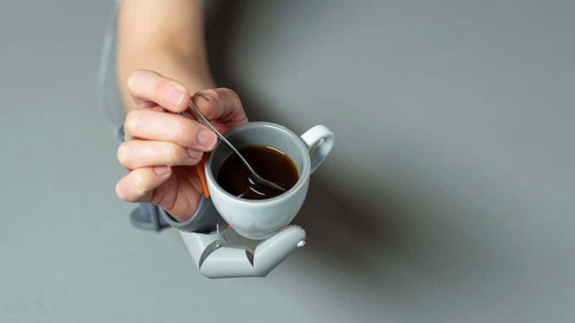 استفاده از انگشت رباتیک برای نگه داشتن و هم زدن قهوه با یک دست