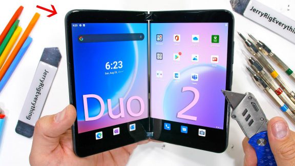 تماشا کنید: تست مقاوت صفحه نمایش Surface Duo 2